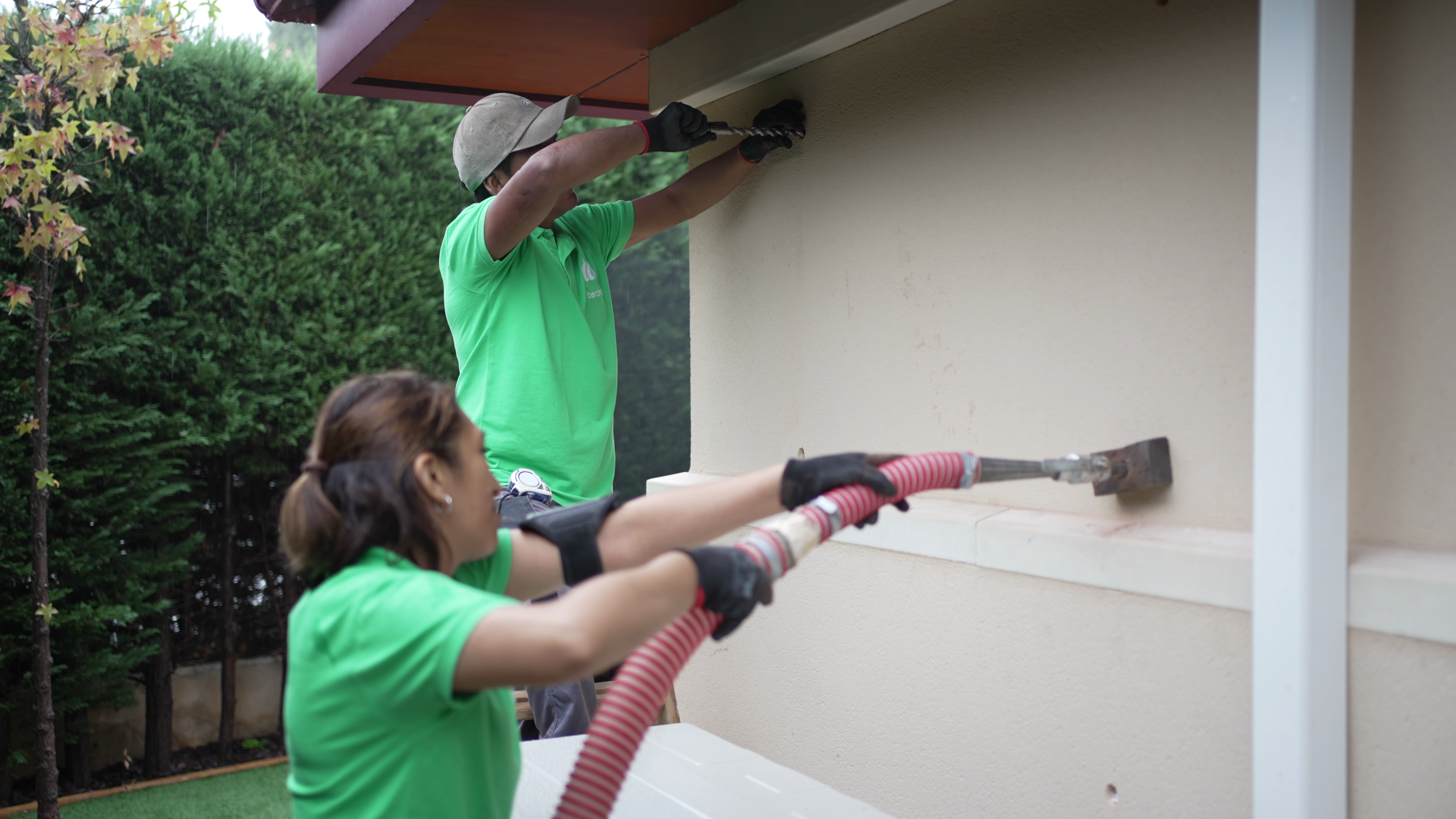 Técnicos realizan insuflado de aislamiento en fachada de vivienda unifamiliar
