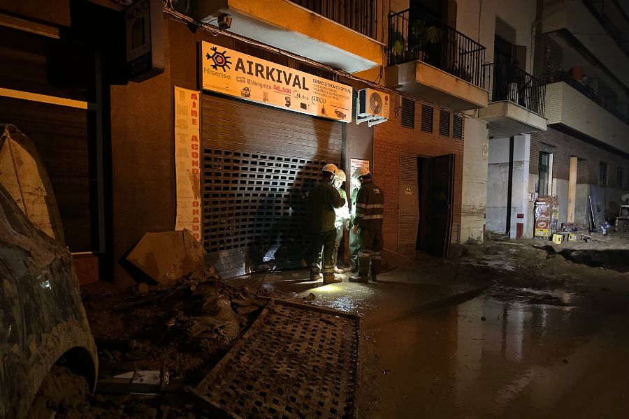 Trabajadores de i-DE trabajando para reponer el suministro eléctrico en Valencia.