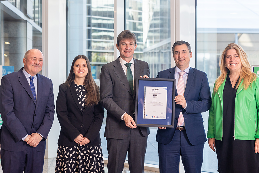 From left to right: Juan Manuel García, AENOR Energy Sector Manager; Leyre Castro, Head of Green Hydrogen Facility Operations at Iberdrola Spain; Ibán Molina, Green Hydrogen Director at Iberdrola Spain; Nicolás Henríquez, AENOR Business Development Director; Carolina Martínez, Head of PRL, Environment and Quality at Iberdrola Spain.