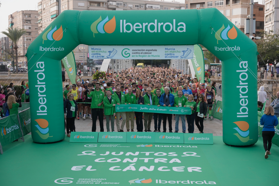 Impulsada por Iberdrola España, la marea verde contra el cáncer invade las calles de Murcia