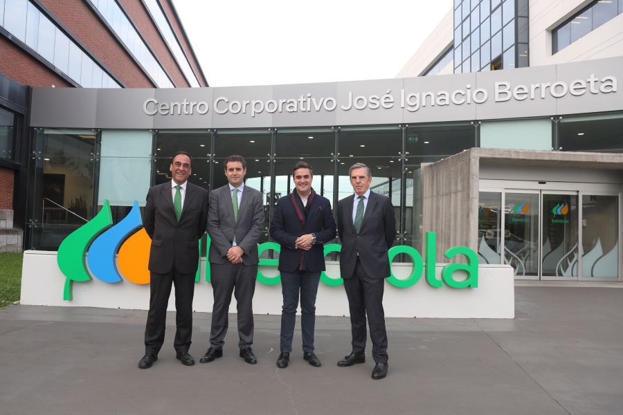 El consejero Mikel Jauregi visita la sede central de i-DE, distribuidora de Iberdrola España, para agradecer a sus profesionales la ayuda para restablecer el suministro tras el paso de la DANA en Valencia