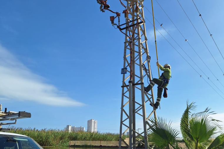 trabajador de Iberdrola arreglando una antena