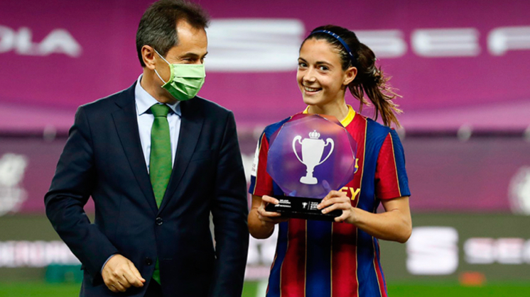 Aitana Bonmatí, jugadora del FC Barcelona, con la distinción MVP.