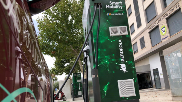 Iberdrola ramps up its investments in electric mobility: It has awarded contracts worth 50 million euros to charging infrastructure installers in Spain .