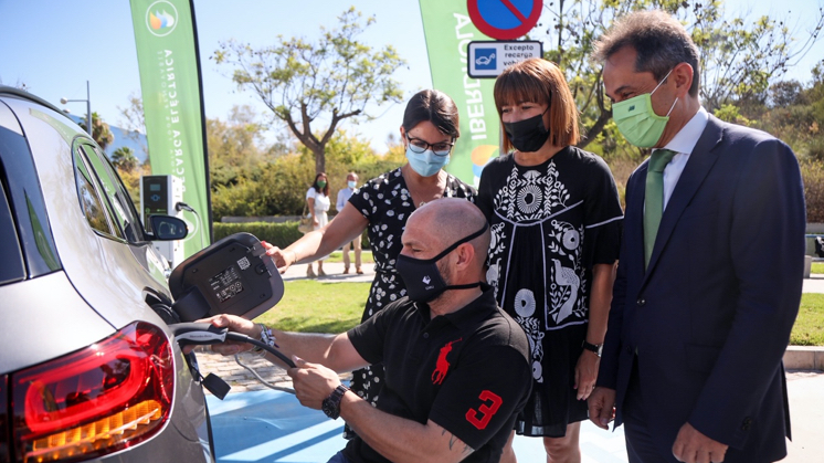 Iberdrola y el Ayuntamiento de Málaga ponen en marcha la red de recarga pública para el vehículo eléctrico .