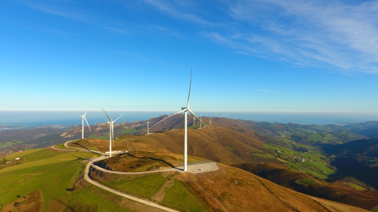 Iberdrola pone en marcha sus parques eólicos en Asturias, con los que triplica su capacidad renovable en la región.