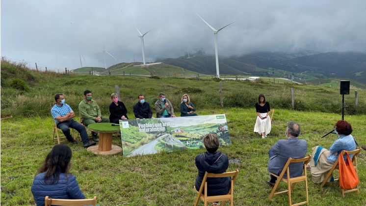 Iberdrola ha organizado hoy en el parque eólico El Segredal (Villayón, Asturias) el encuentro Pueblos que brillan naturalmente.