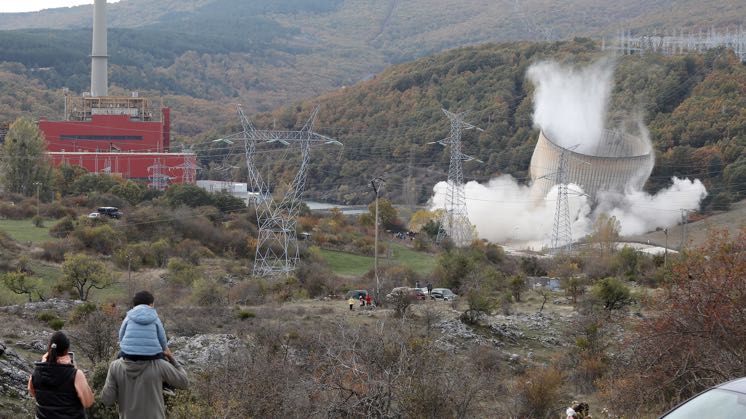 Voladura de la térmica Velilla.