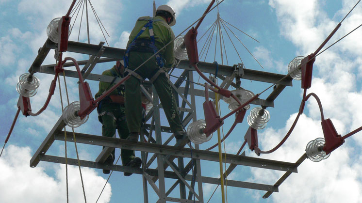 Trabajador de Iberdrola en el tendido eléctrico.