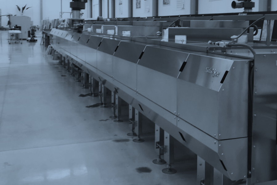 Una línea de producción industrial para la fabricación de baldosas cerámicas en el interior de una fábrica, presentada en tonos azules