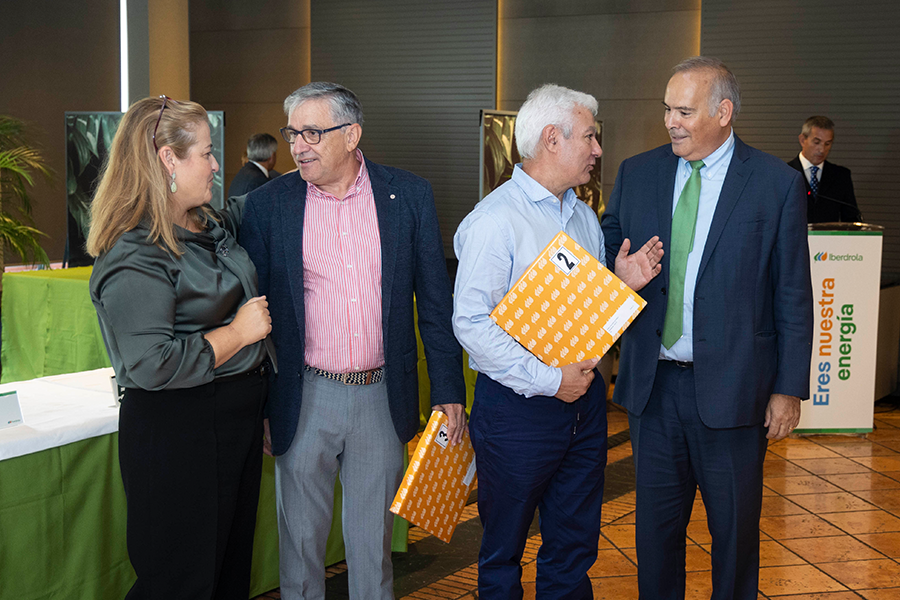 Mario Ruiz-Tagle, presidente de Iberdrola España y Eva Mancera, consejera delegada de i-DE, hacen entrega de sus obsequios a empleados veteranos de la empresa