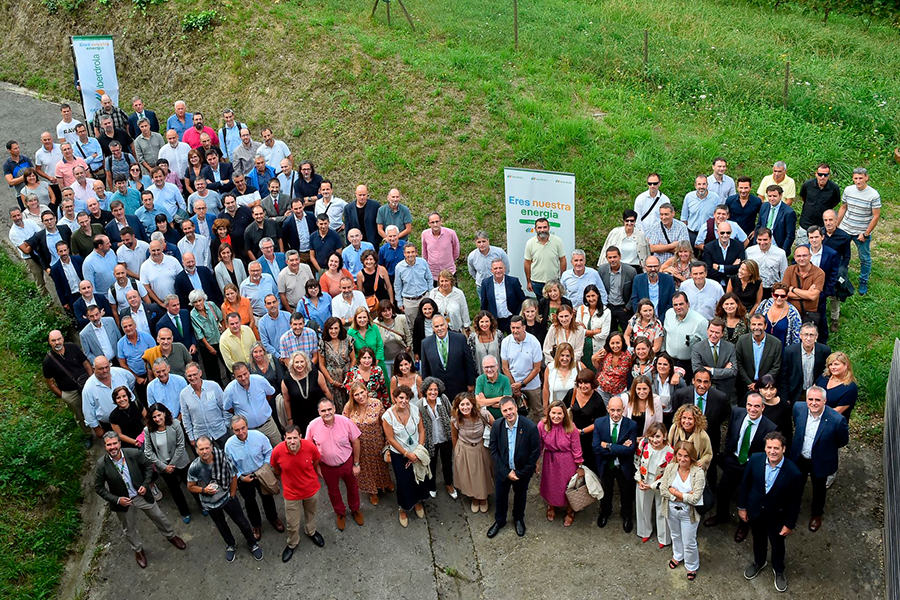 Family picture at the event for employees with 25 and 40 years of seniority.