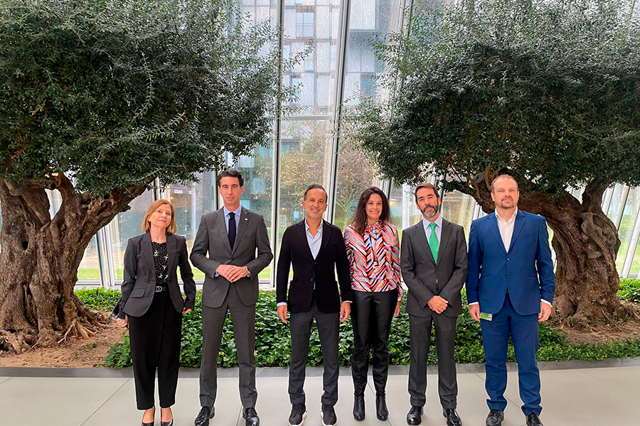 Marta Gómez-Palenque, directora de Calidad y Evaluación Ambiental de MITERD; Xabier Ochandiano, concejal de Desarrollo Económico, Comercio y Empleo en Ayuntamiento de Bilbao; Juan Alfaro, Secretario General del Club de Excelencia en Sostenibilidad; Carmen Durán, consejera técnica en la Subdirección General de Economía Circular; Rafael Orbegozo, asesor de Presidencia de Iberdrola; y Emilio Tejedor, responsable de Medio Ambiente de Iberdrola.