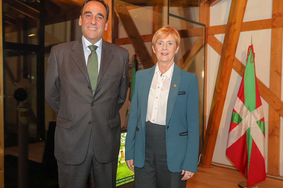 Arantxa Tapia, consejera de Desarrollo Económico, Sostenibilidad y Medio Ambiente, junto a Javier Arriola, director de la Región Norte de i-DE