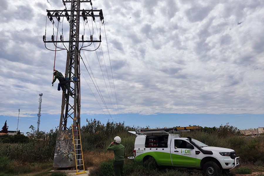 Trabajadores de i-DE en una instalación eléctrica