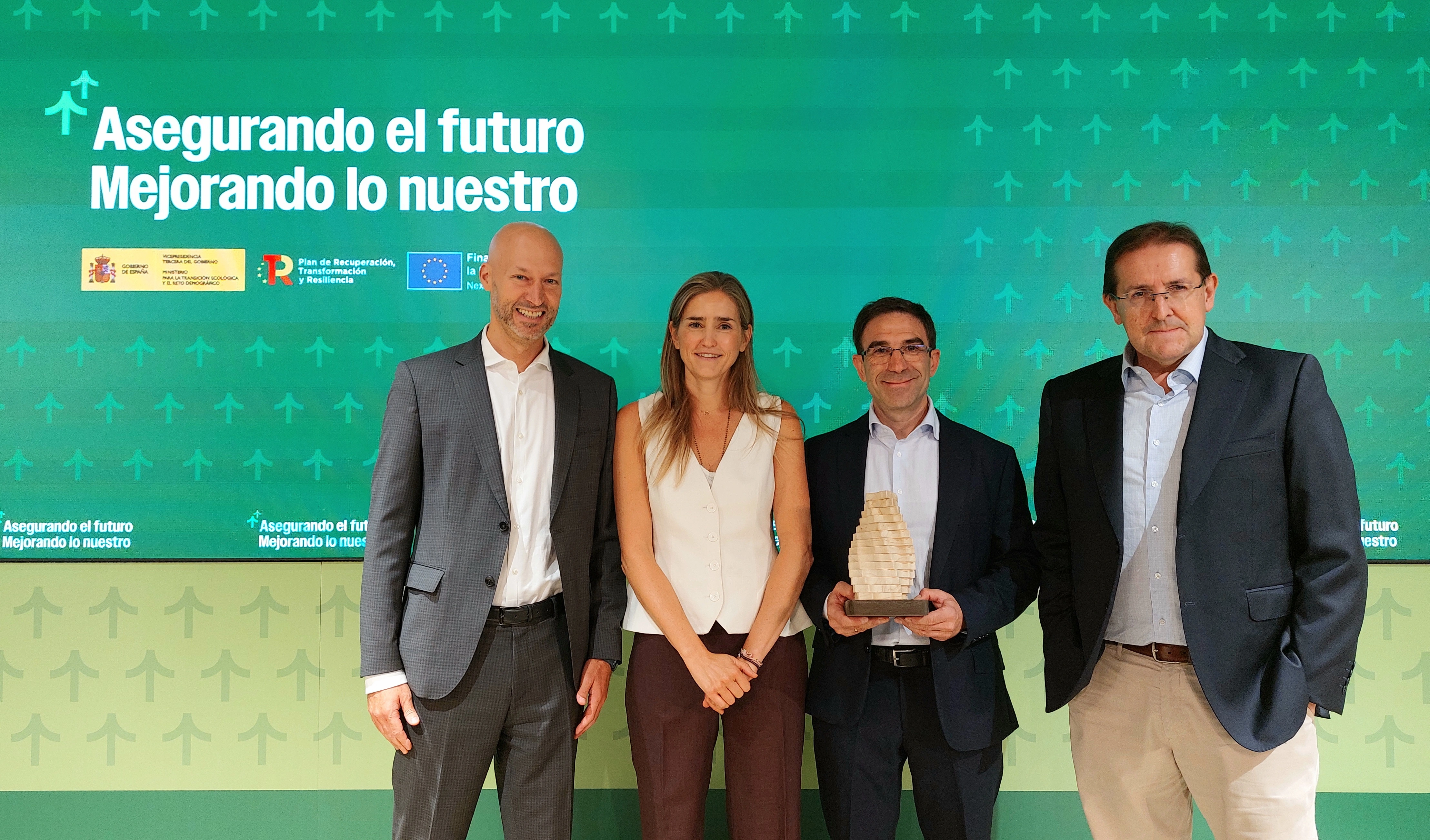 Federico Sanmartín, CEO de EnergyLOOP recogiendo el premio de manos de la Vicepresidenta Aagesen junto a representantes de FCC Ámbito e Iberdrola España