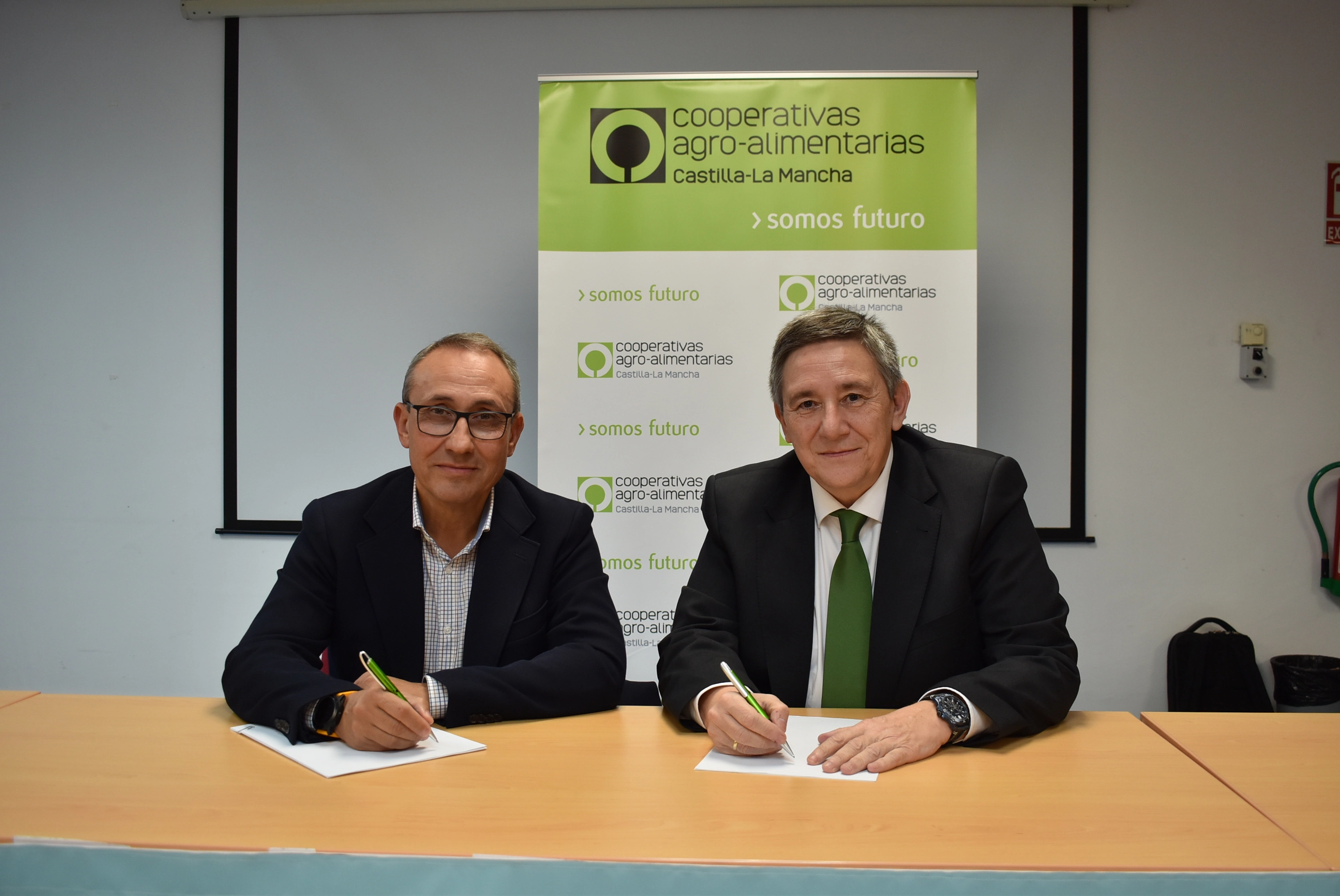 Dos representantes firman un acuerdo ante el fondo corporativo de Cooperativas Agro-alimentarias Castilla-La Mancha