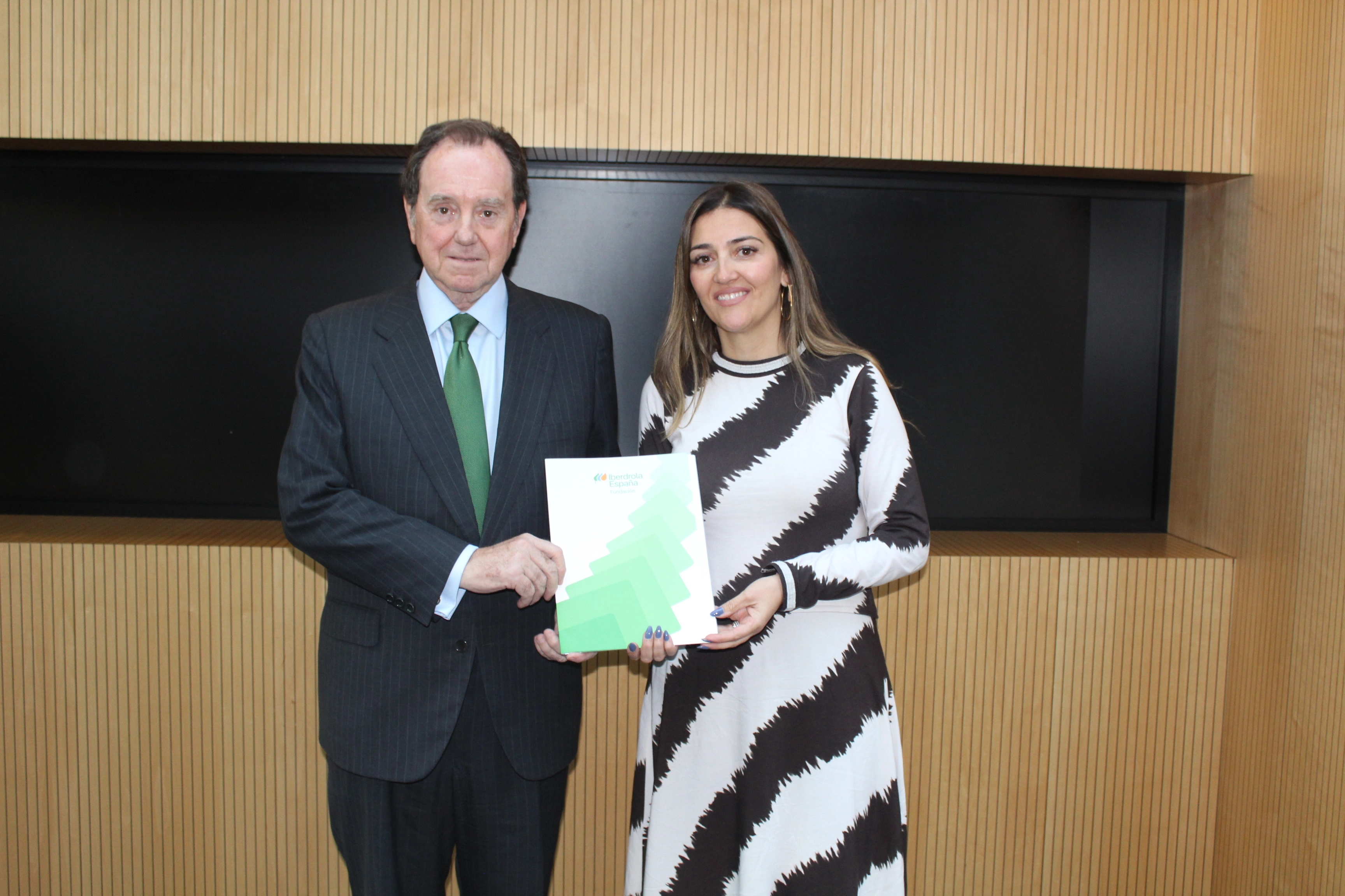 Jaime Alfonsín, presidente de la Fundación Iberdrola España, y Begoña Arana Álvarez, presidenta de Betania, posan juntos mientras sostienen un documento en un acto oficial.