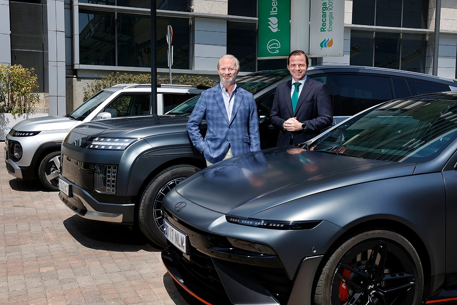 Luis Buil y Leopoldo Satrústegui posan junto a vehículos eléctricos de Hyundai.