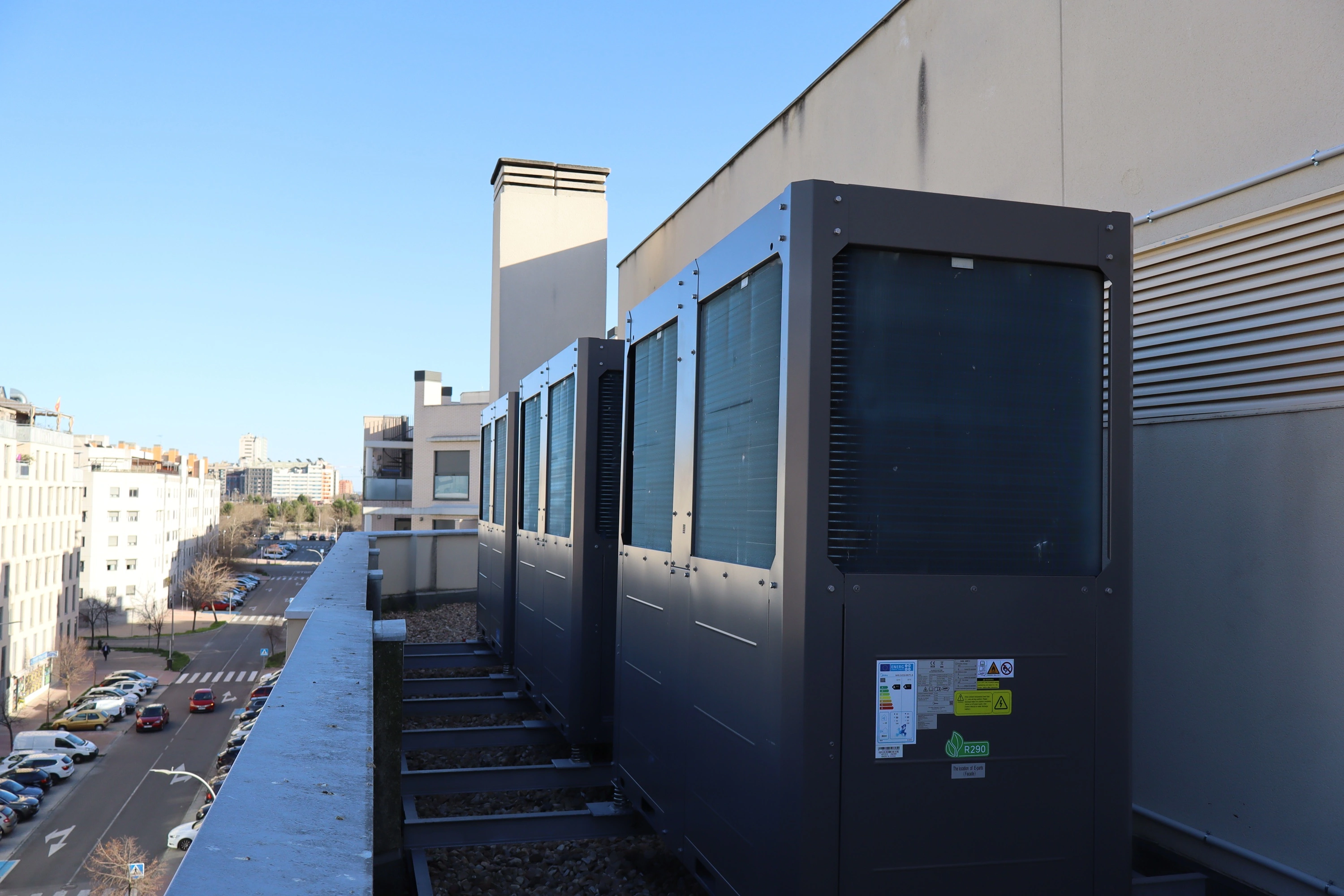 Equipos de climatización y eficiencia energética instalados en la cubierta de un edificio.