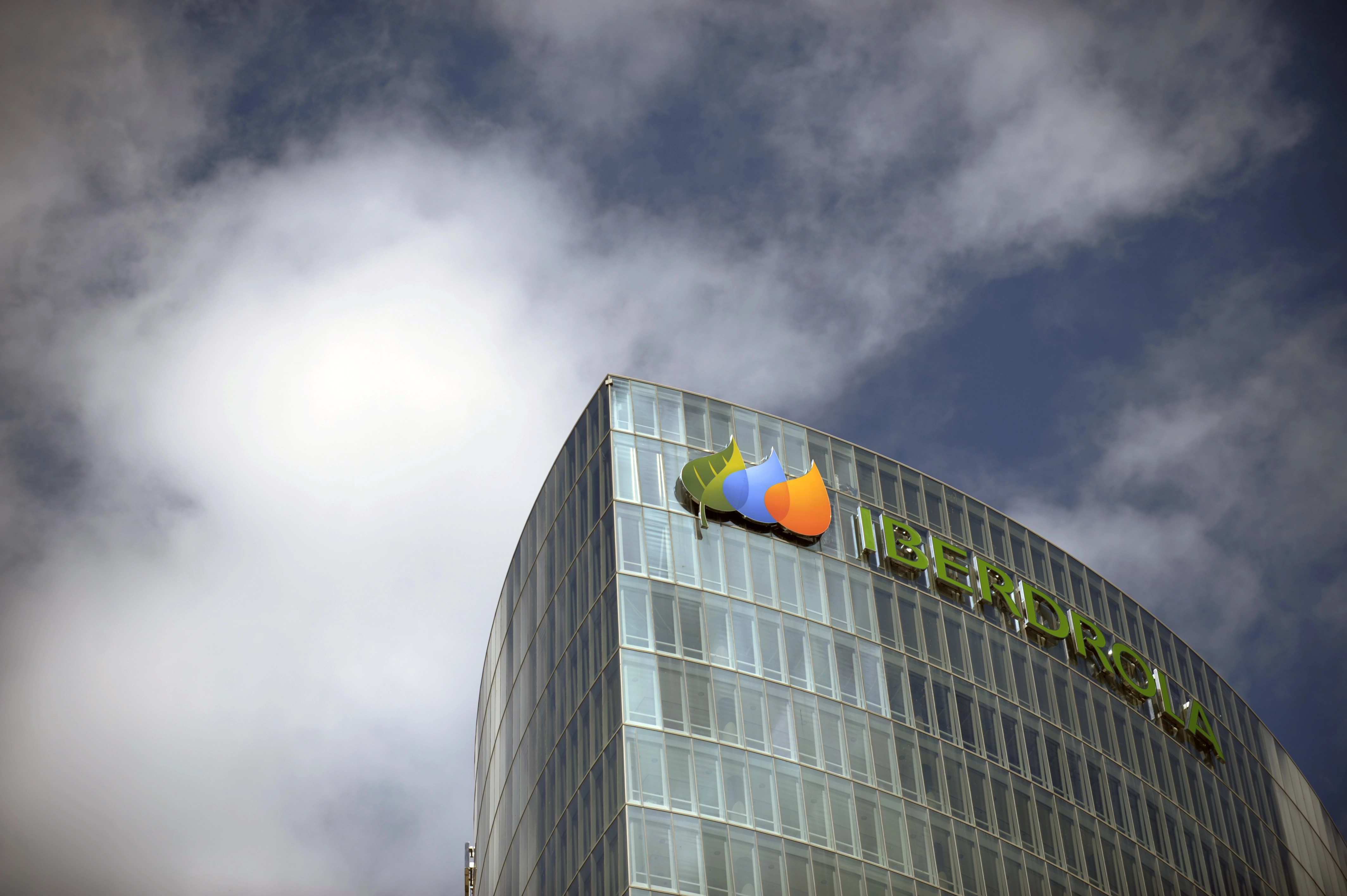 Fachada acristalada de la sede de Iberdrola con el logotipo corporativo en el edificio.