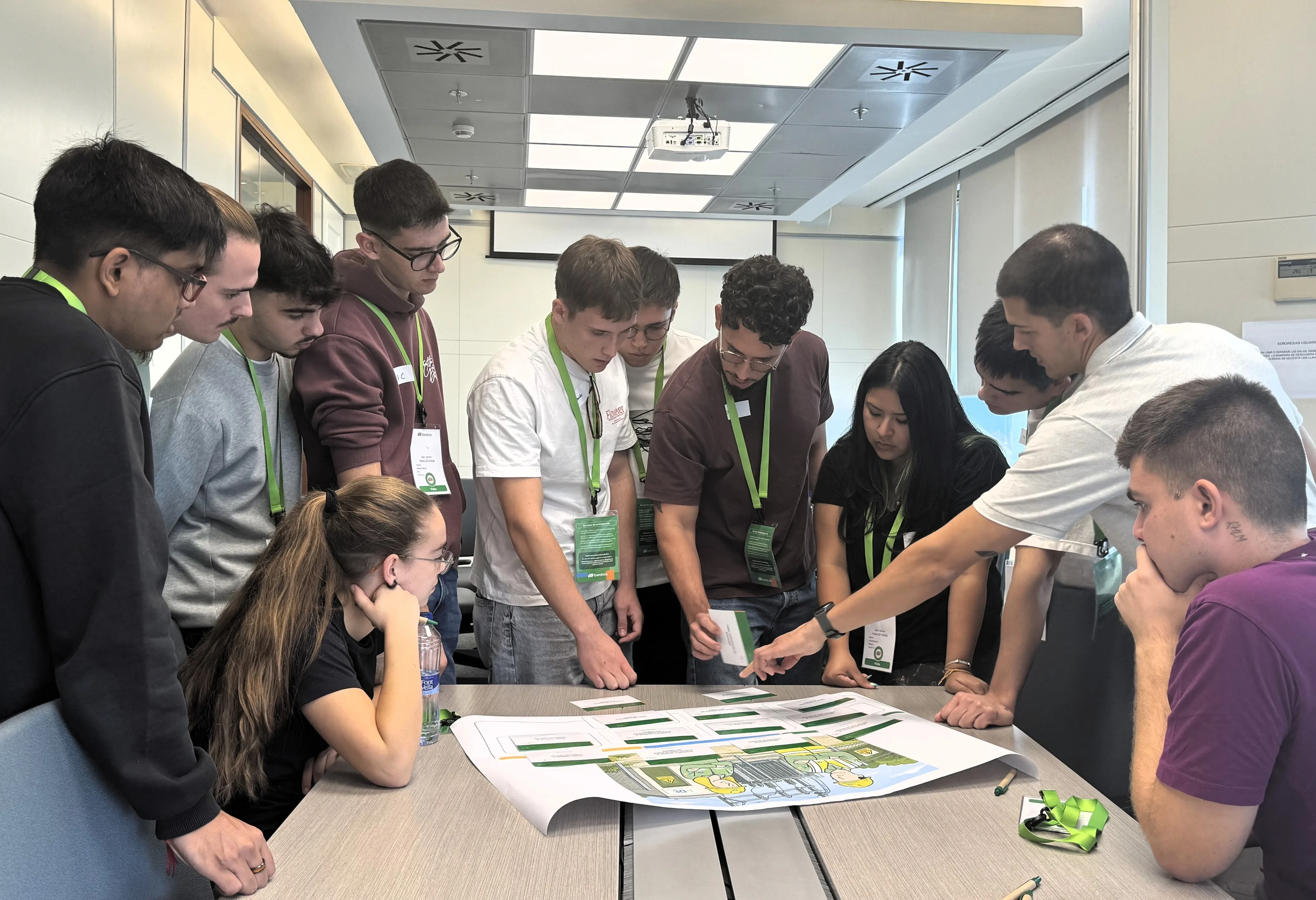 Estudiantes de FP participan en una actividad colaborativa de los Premios FP Iberdrola en la Comunidad Valenciana, trabajando sobre un proyecto en equipo.