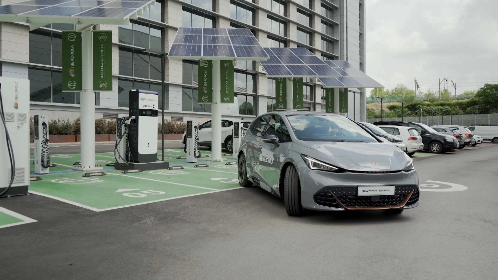 Alimerka e Iberdrola España se alían para la instalación de 238 puntos de recarga para vehículos eléctricos.