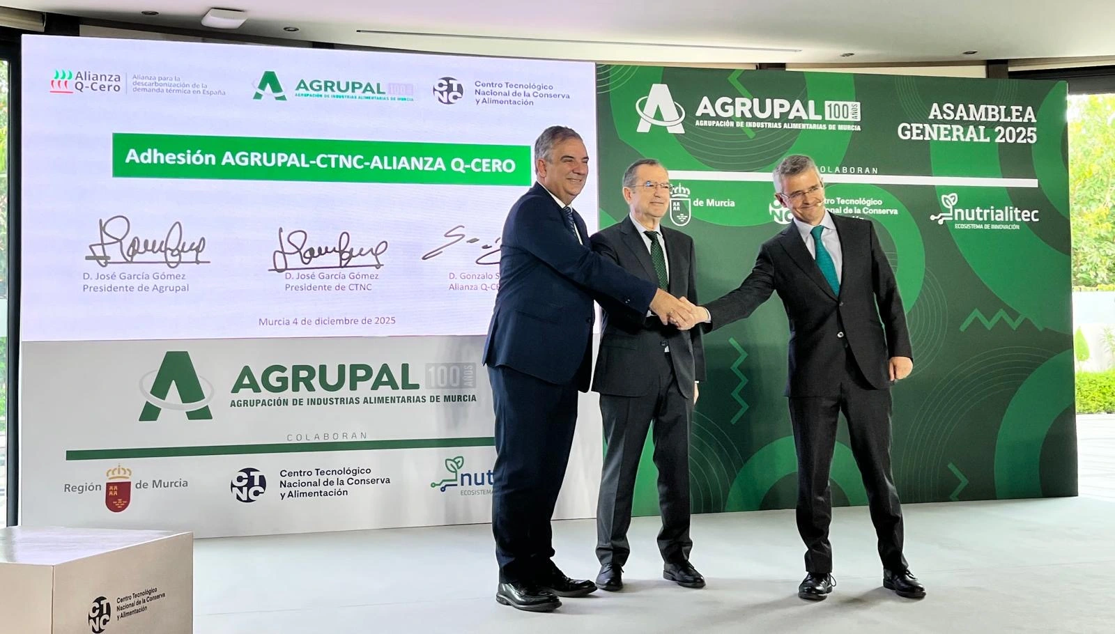 Representantes de Iberdrola España, Agrupal y CTNC apretándose las manos