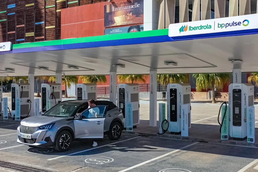 Estación de recarga de vehículos eléctricos de alta potencia con varios cargadores Iberdrola | bp pulse.