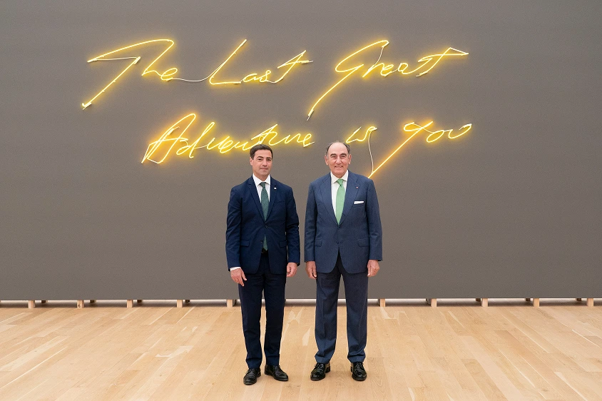 El presidente del Grupo Iberdrola y el Lehendakari del País Vasco posan en el Museo de Bellas Artes de Bilbao ante una instalación de neón.
