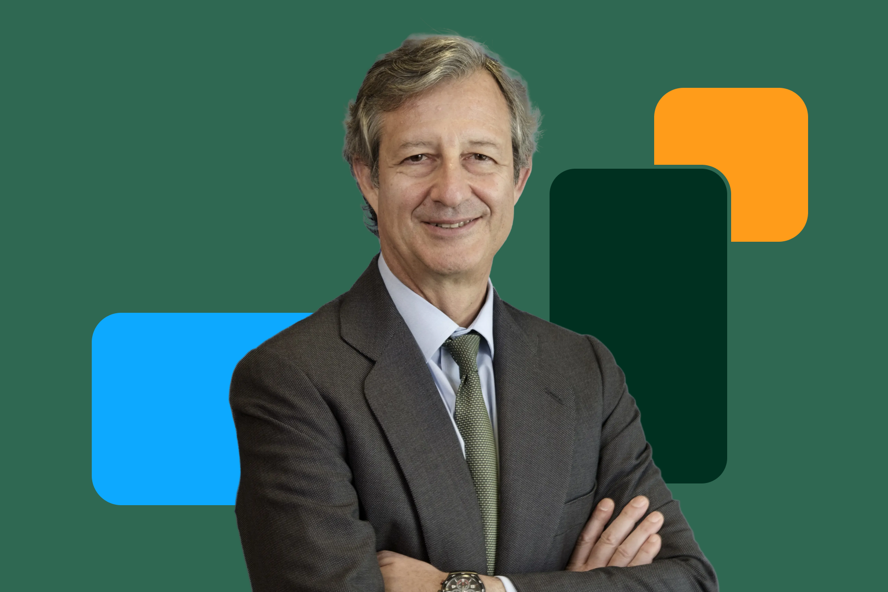 Retrato de directivo en traje con los brazos cruzados sobre fondo neutro blanco y verde.