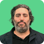 Retrato de Alberto Sota, Responsable de monitorización de clima residencial de Iberdrola España. Se le ve con barba y cabello oscuro canoso, vistiendo un polo negro bajo una chaqueta oscura sobre un fondo verde sólido